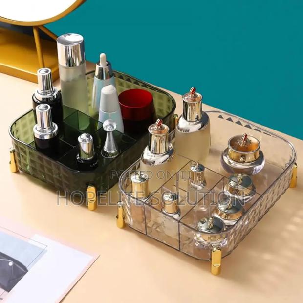 Large Capacity Multi Grids Transparent Make Up/ Cosmetics Organizer