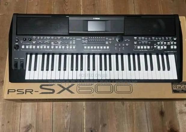 Yamaha PSR Sx 600 Original Keyboard Complete With Power Adapter - thumbnail 2