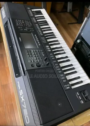 Yamaha PSR Sx 720 Original Keyboard Complete With Power Adapter