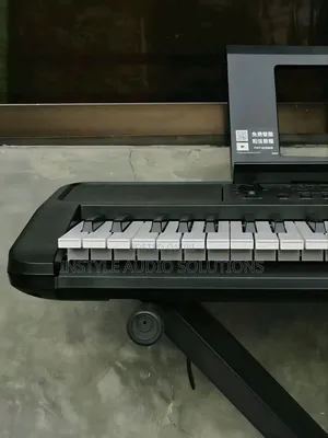 PSR 383 Yamaha Proffesional Keyboard With Free Metallic Stand