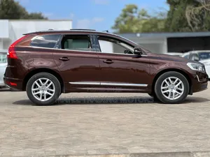 Volvo XC60 T5 Momentum AWD 2018 Brown