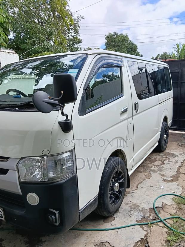 Toyota HiAce 2010 White - thumbnail 11