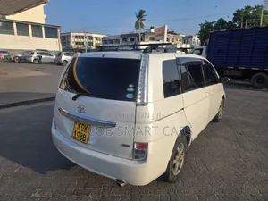 Toyota ISIS 2017 White