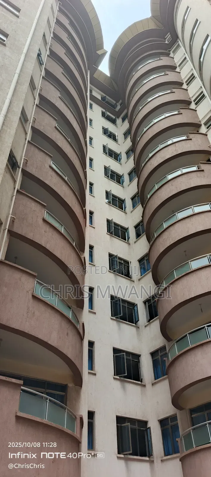 3bdrm Block of Flats in Lavington Mall, Valley Arcade for sale