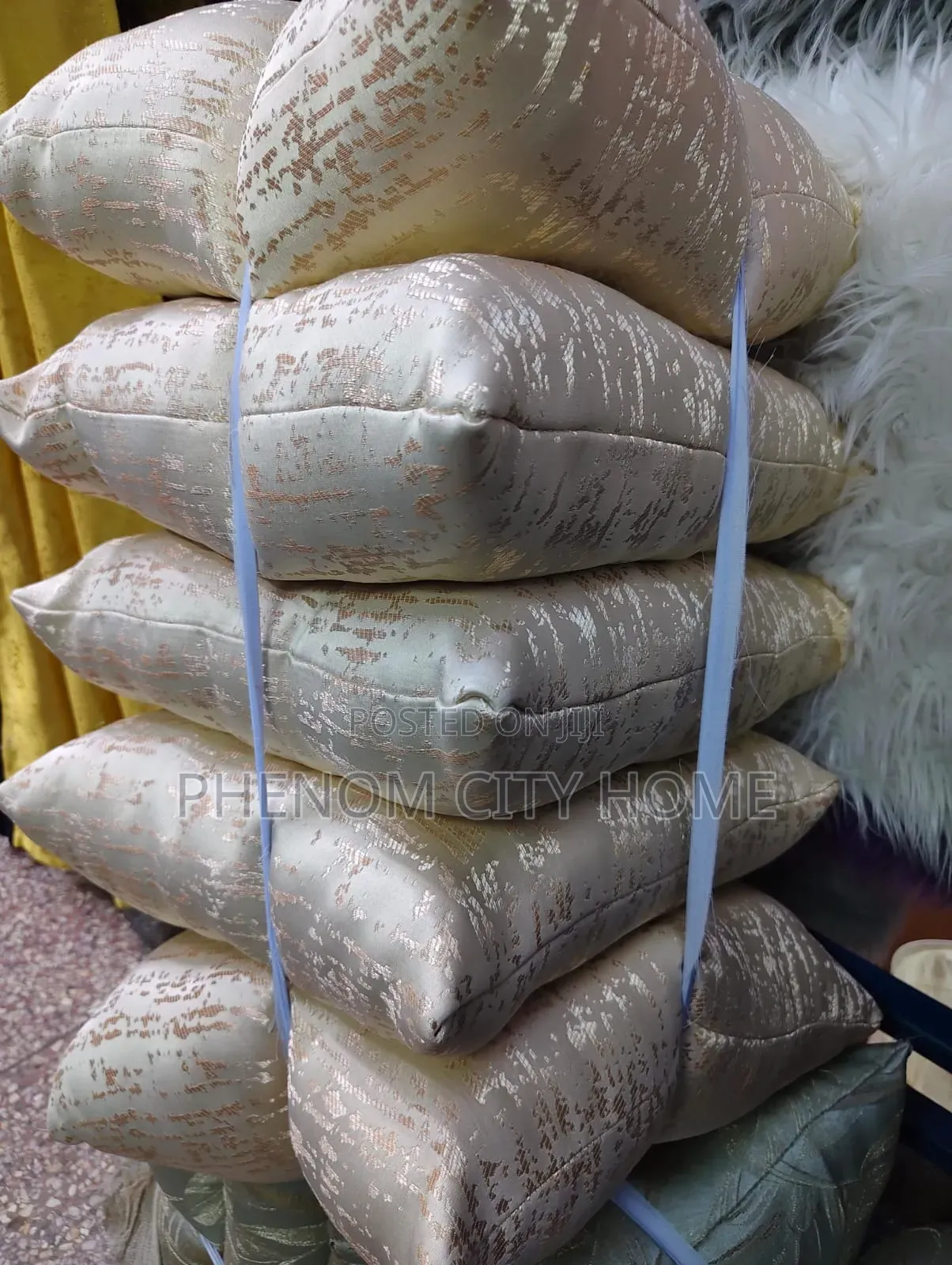 Fiber Coloured Throwpillows/Cushions