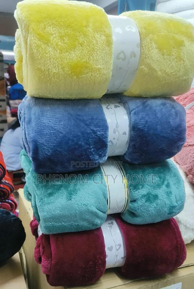 Lightweight Warm Fleece Blanket - thumbnail 2
