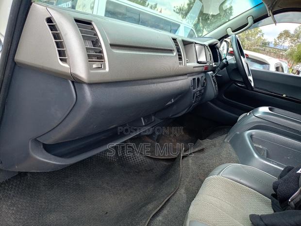 Toyota HiAce 2012 White - thumbnail 10