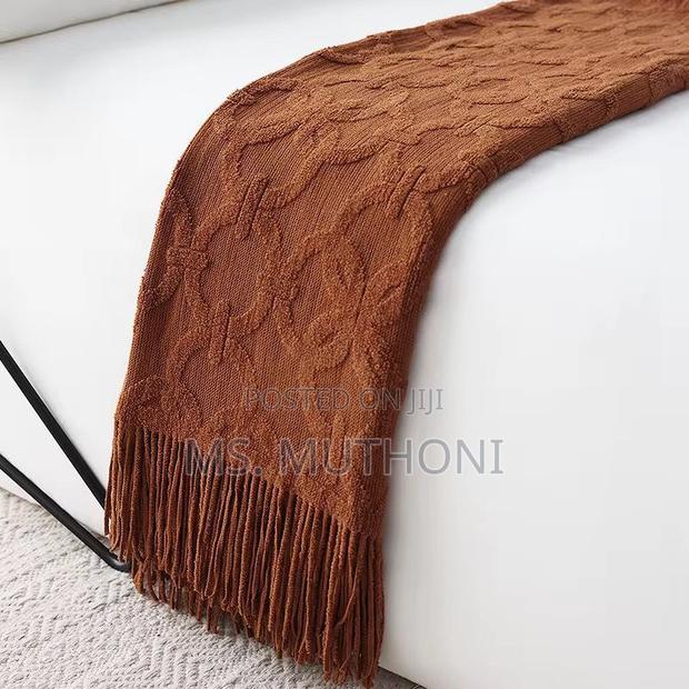 Mocha / White Textured Throw Blanket Self-Pattern Chain Link Design - thumbnail 2