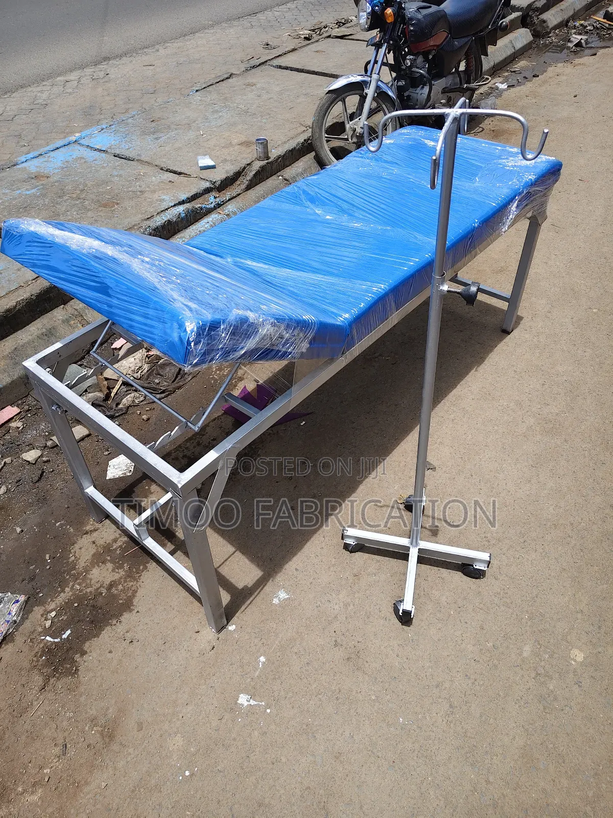 Examination Couch Bed With Adjustable Drip Stand