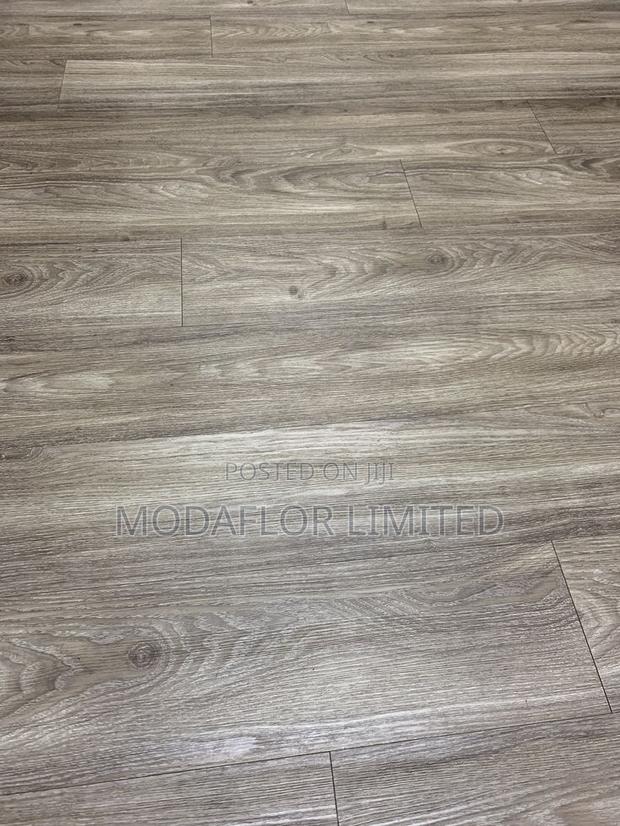 Dryback Vinyl Planks – Strong and Elegant Floor Covering