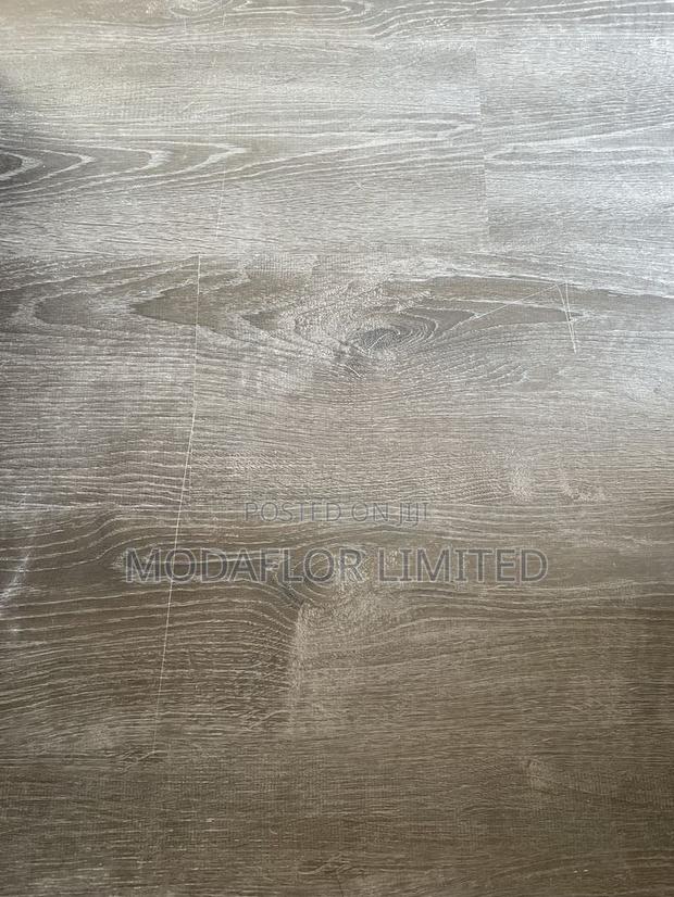 Vinyl Dryback Planks – Elegant Wooden Floor Finish