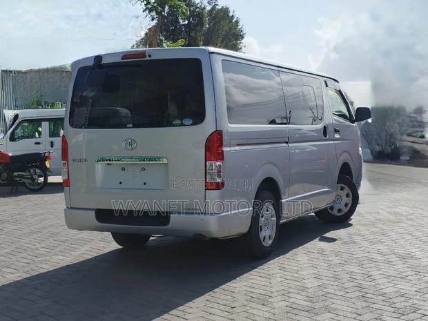 Toyota HiAce 2019 Silver - thumbnail 2