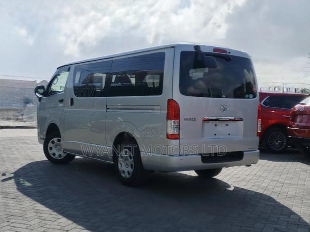 Toyota HiAce 2019 Silver - thumbnail 8