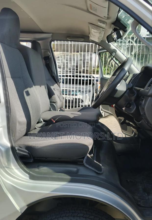 Toyota HiAce 2019 Silver - thumbnail 12