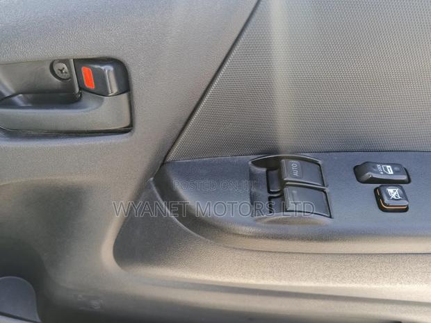 Toyota HiAce 2019 Silver - thumbnail 13