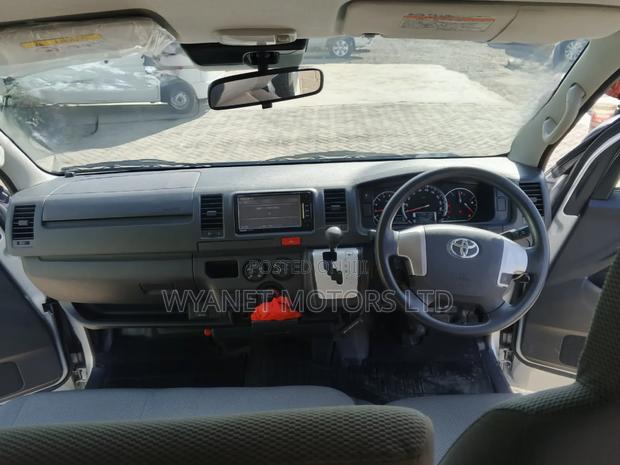 Toyota HiAce 2019 Silver - thumbnail 14