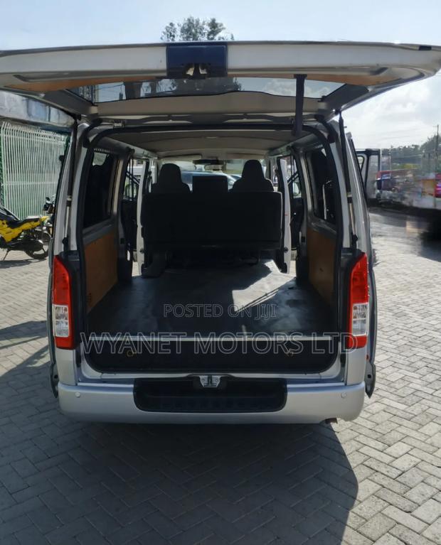 Toyota HiAce 2019 Silver - thumbnail 16
