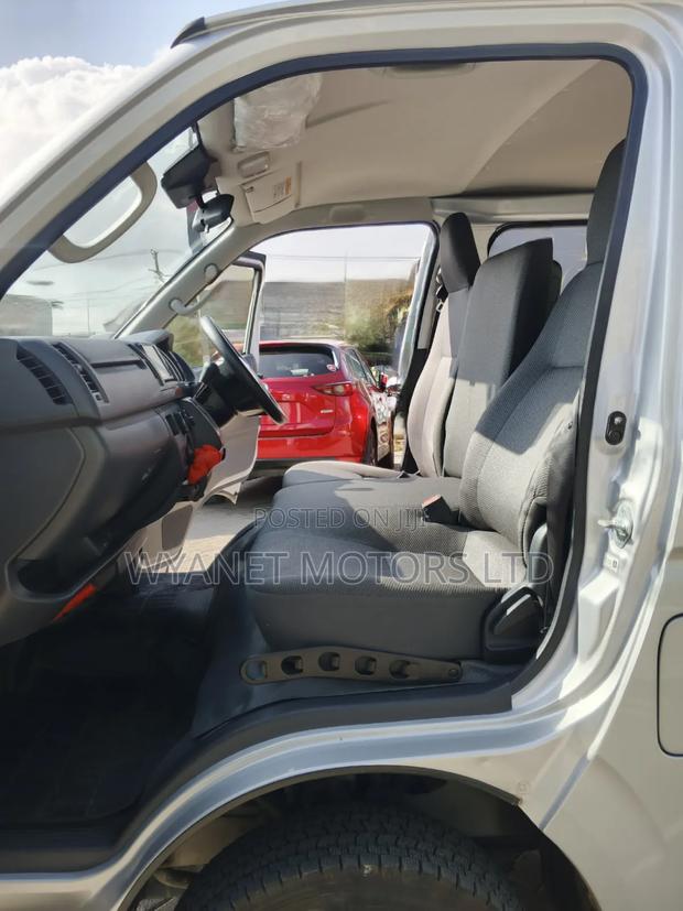 Toyota HiAce 2019 Silver - thumbnail 17