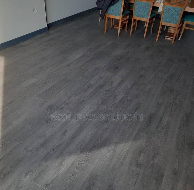 Dryback Vinyl Planks – Durable and Easy to Clean Floor