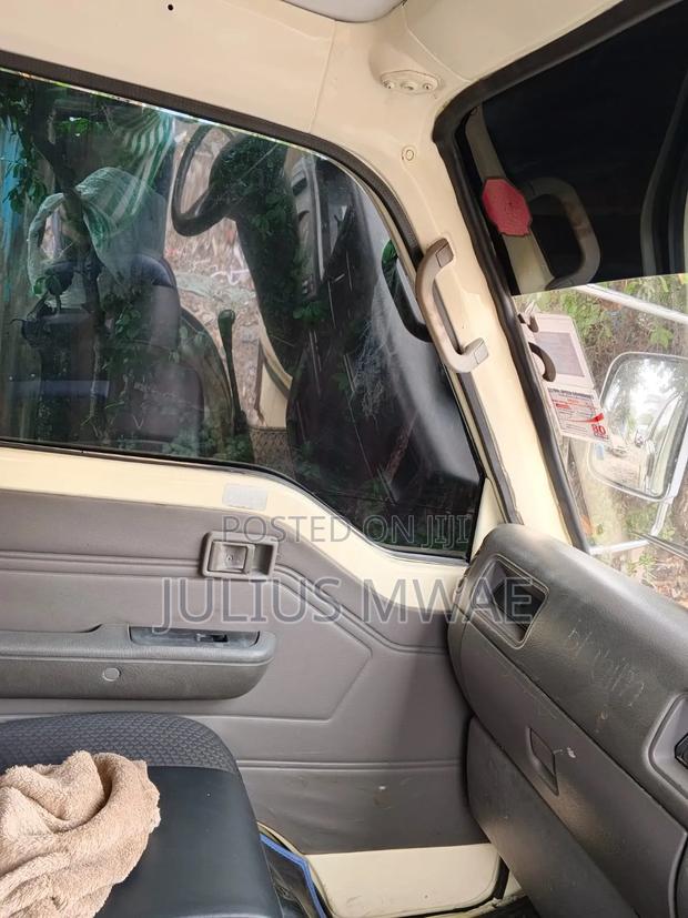 Nissan Caravan (Urvan) 2013 Beige - thumbnail 5