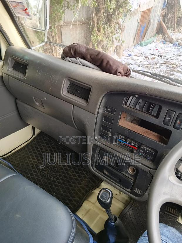 Nissan Caravan (Urvan) 2013 Beige - thumbnail 8