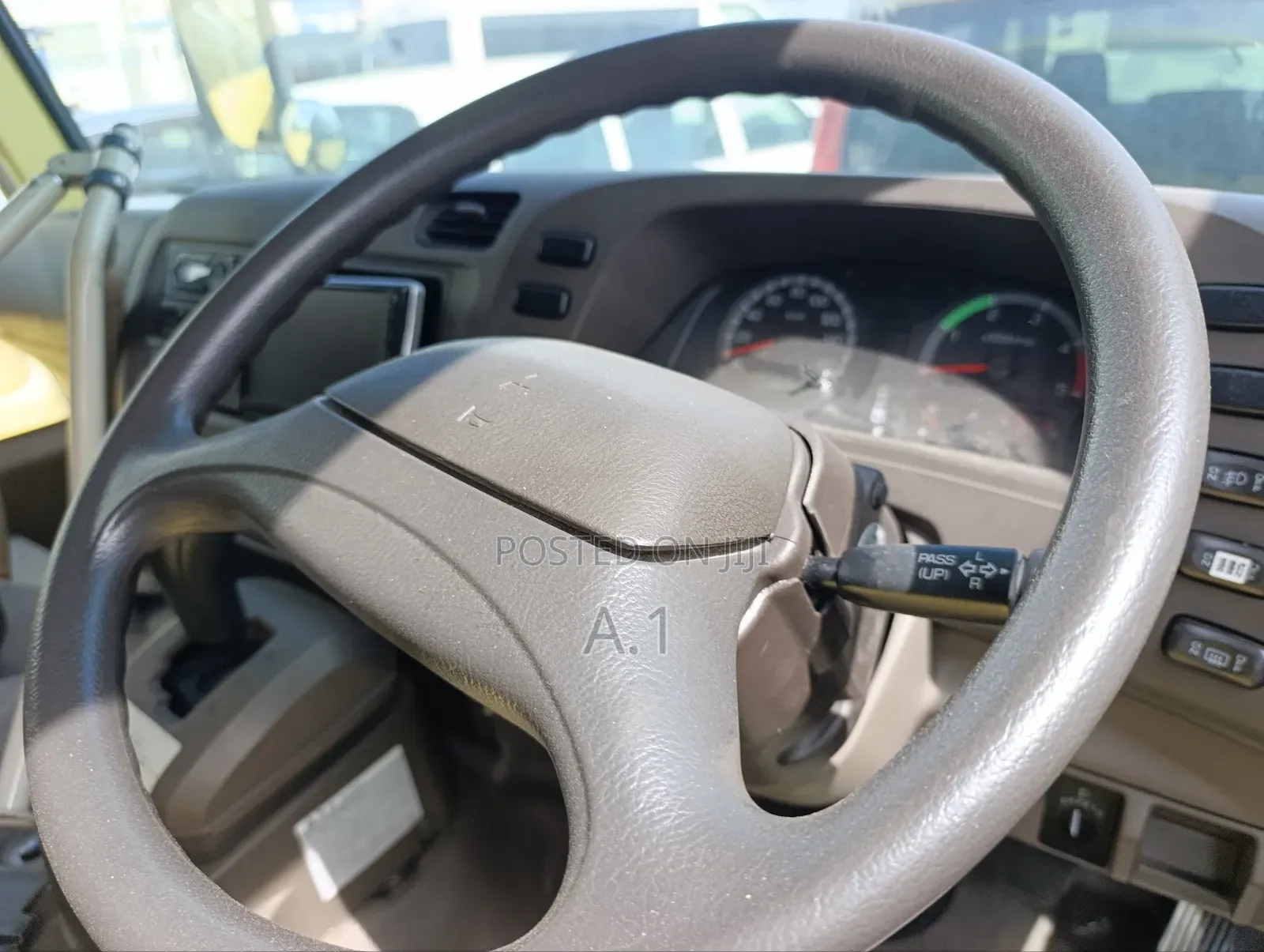 Mitsubishi Fuso Rosa 2019 Yellow