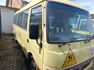 Mitsubishi Fuso Rosa 2019 Yellow