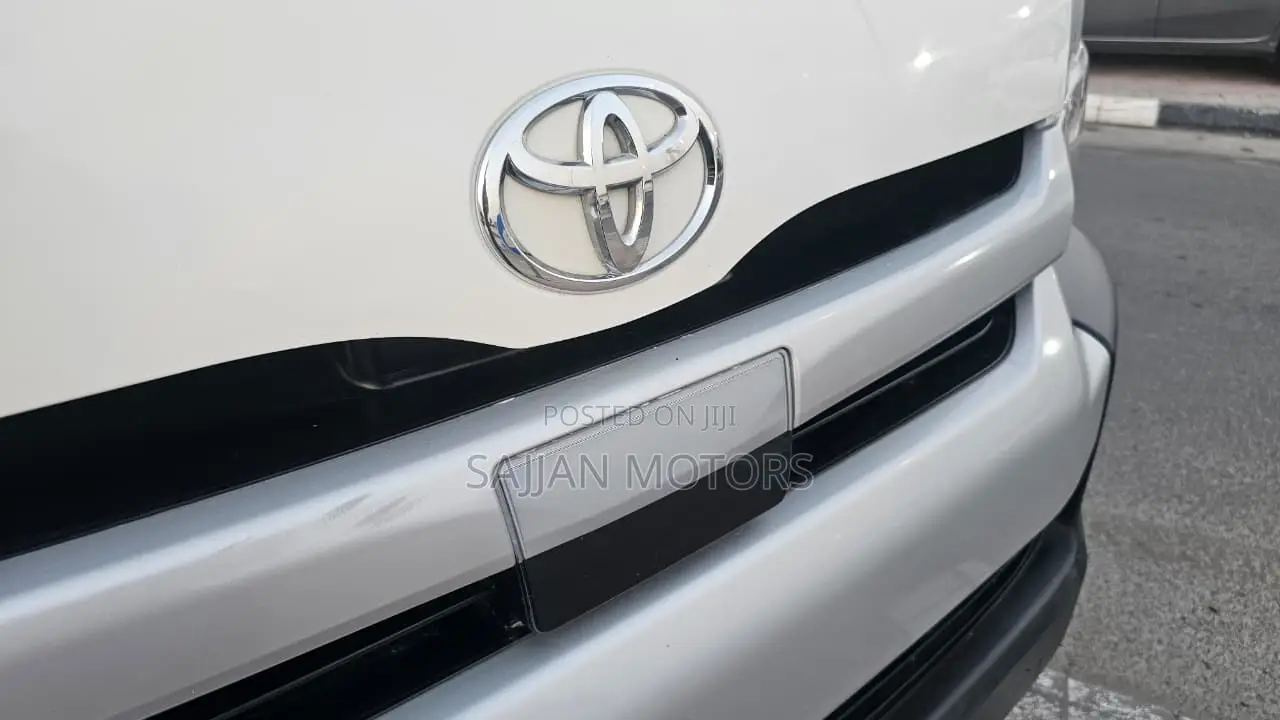 Toyota HiAce 2019 White