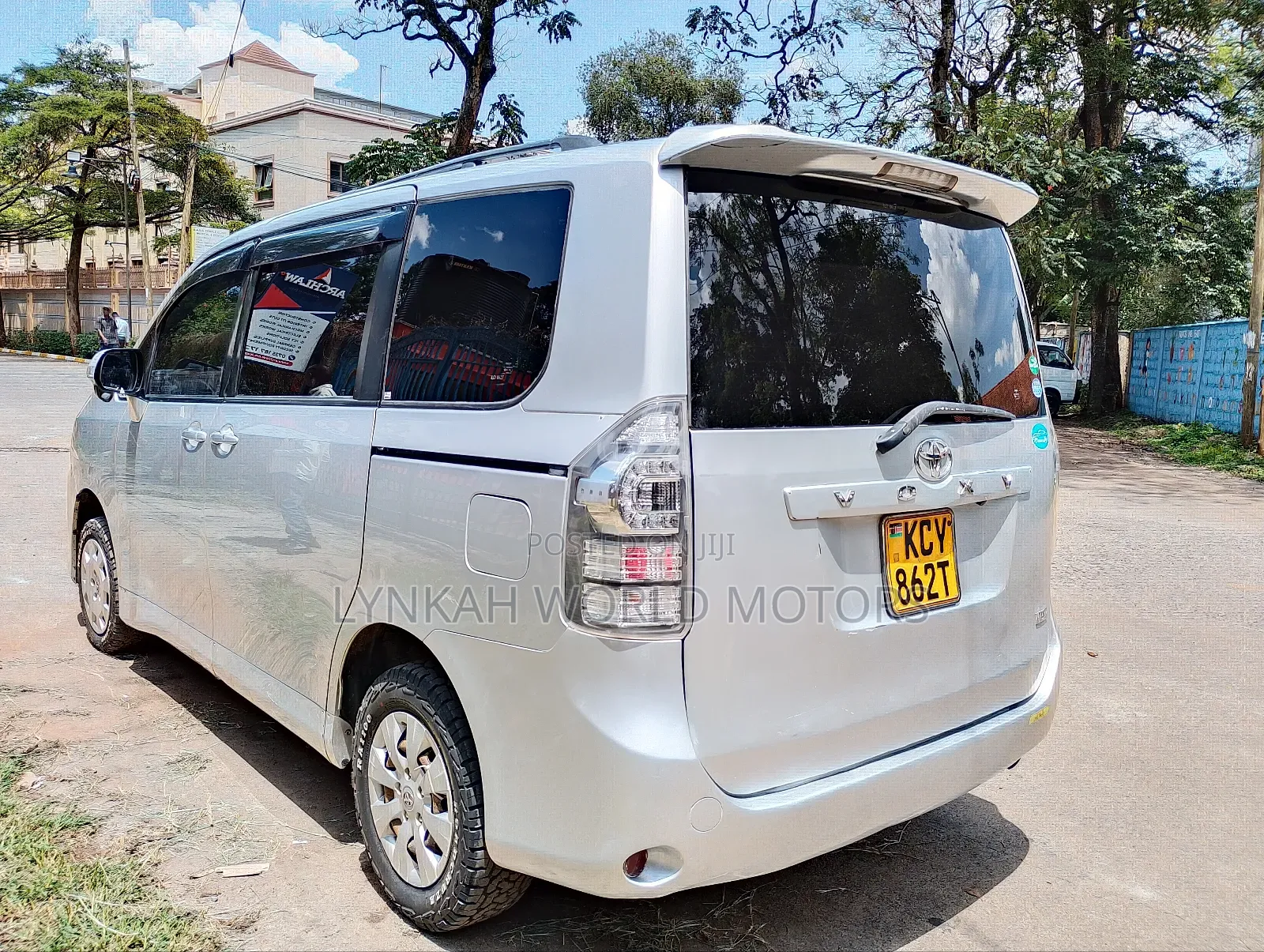 Toyota Voxy 2013 Silver