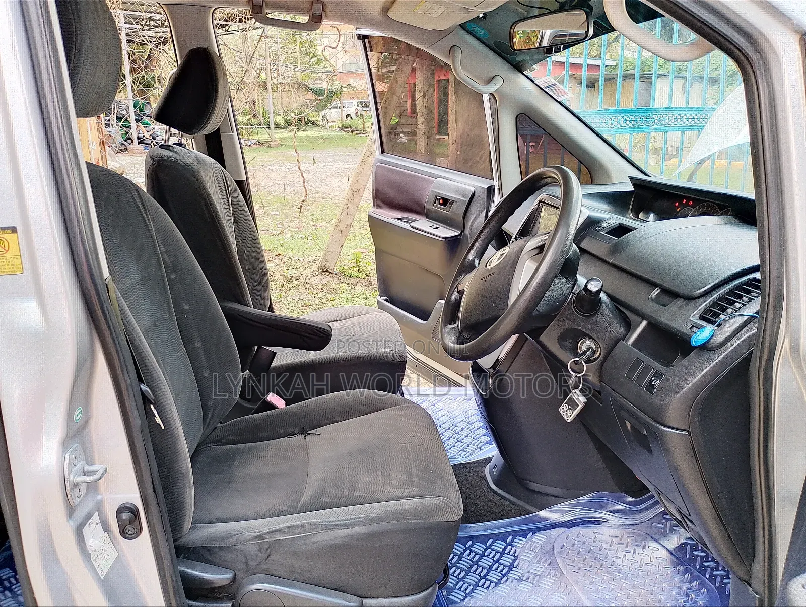 Toyota Voxy 2013 Silver