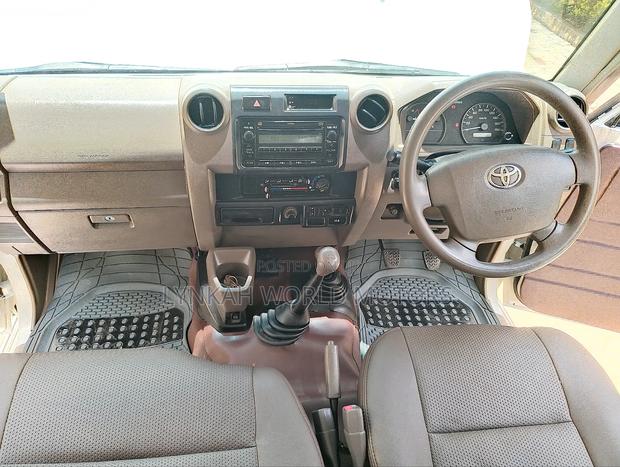 Toyota HiAce 2014 White - thumbnail 10