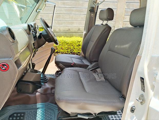 Toyota HiAce 2014 White - thumbnail 12