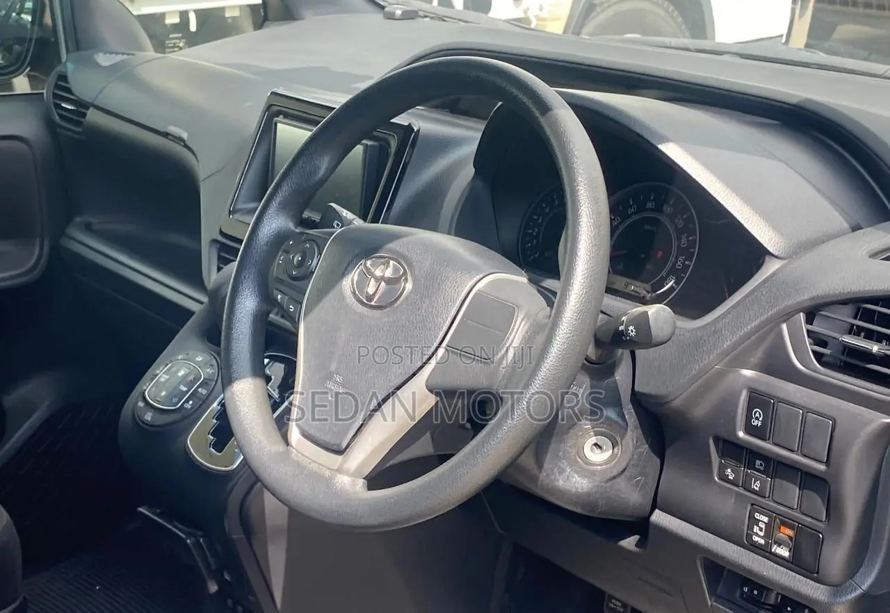 Toyota Voxy 2019 Silver