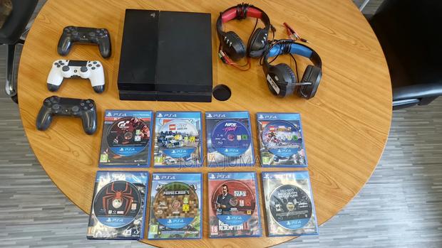 Ps4 Playstation 4, 2 Control Pads, 8 Games
