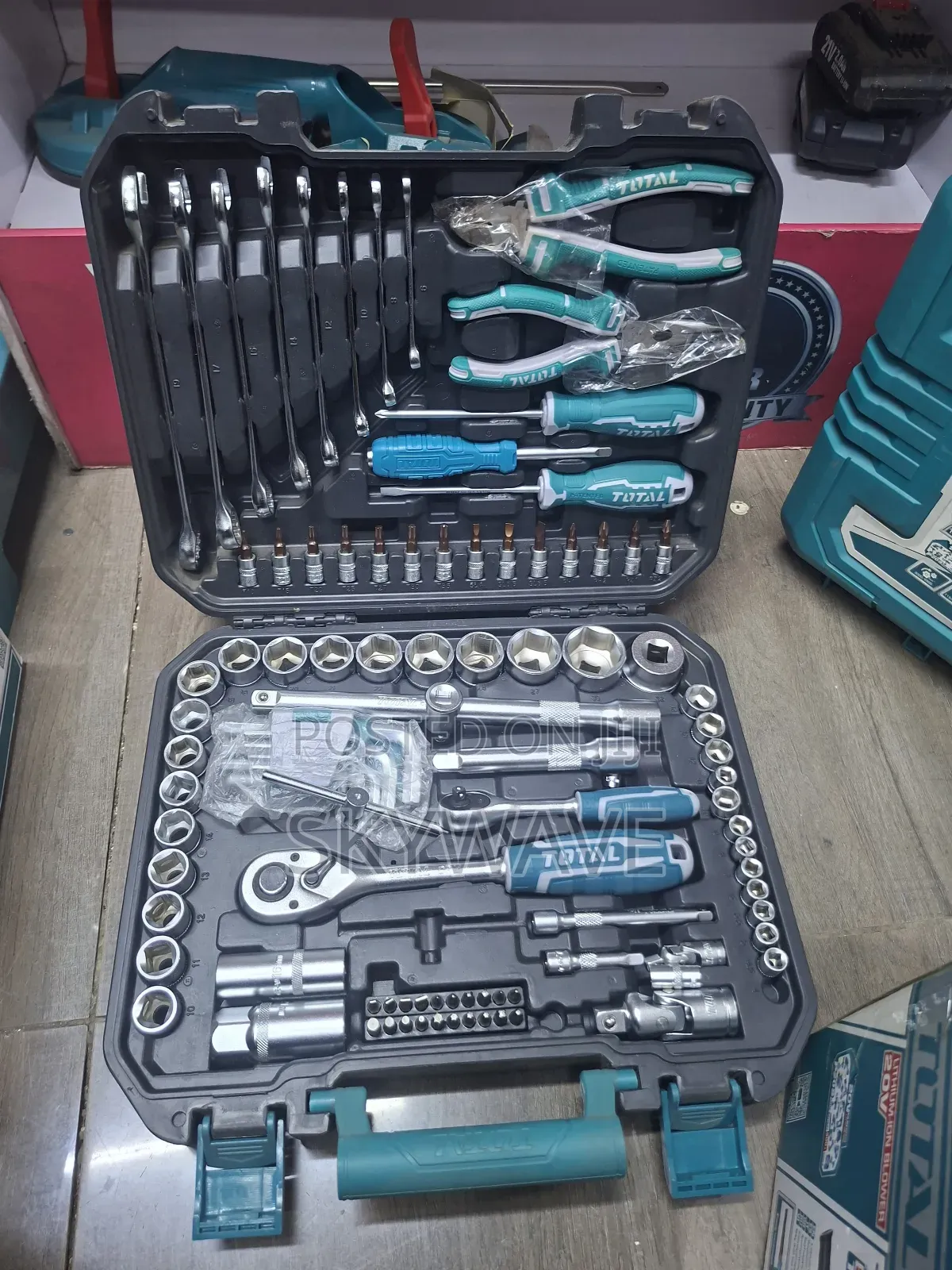 Total 100pcs Mechanic Tool Set.