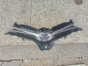 Auris Front Grill