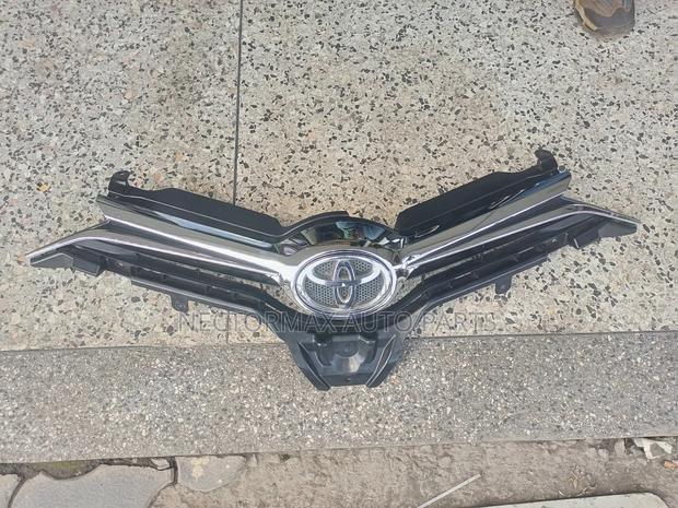 Auris Front Grill - thumbnail 2