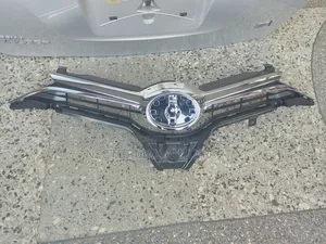 Auris Front Grill