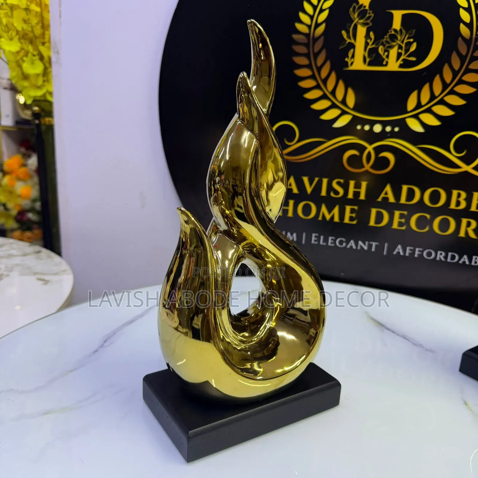 Gold Sculpture Deco .