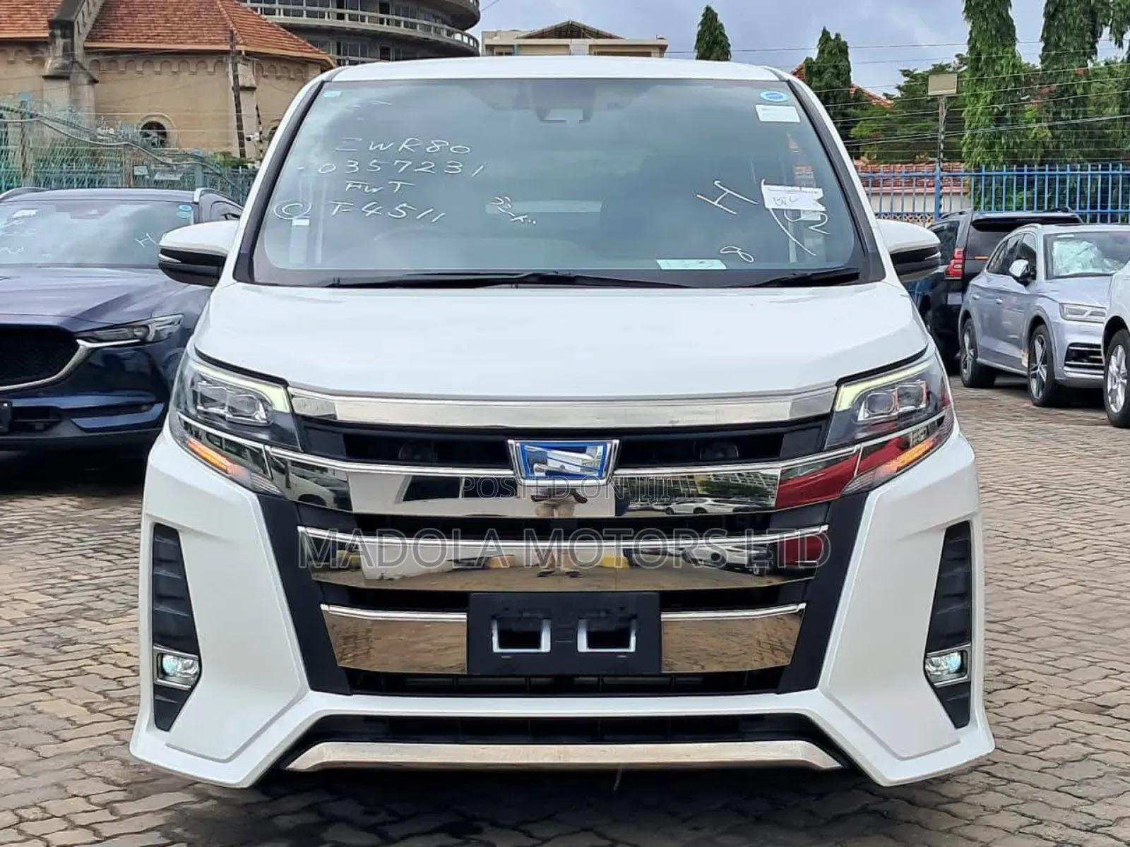 Toyota Noah 1.8 FWD Hybrid (7 seater) 2019 White