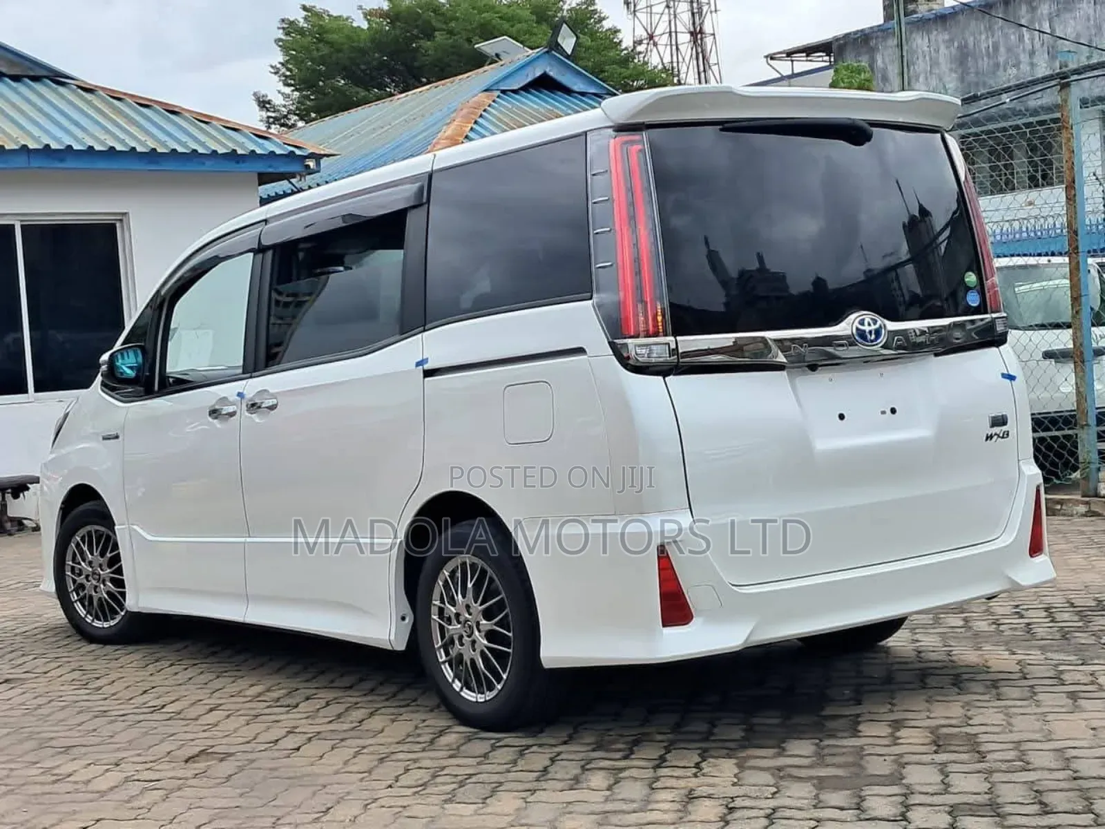 Toyota Noah 1.8 FWD Hybrid (7 seater) 2019 White