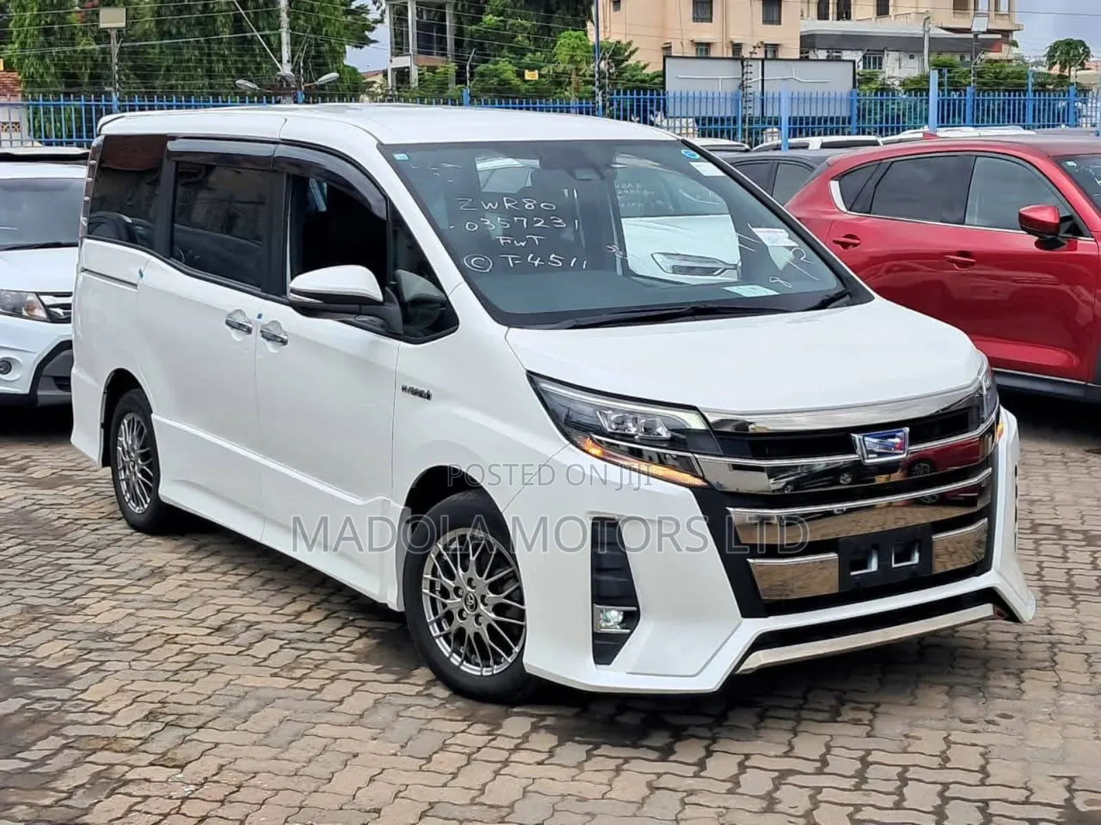 Toyota Noah 1.8 FWD Hybrid (7 seater) 2019 White
