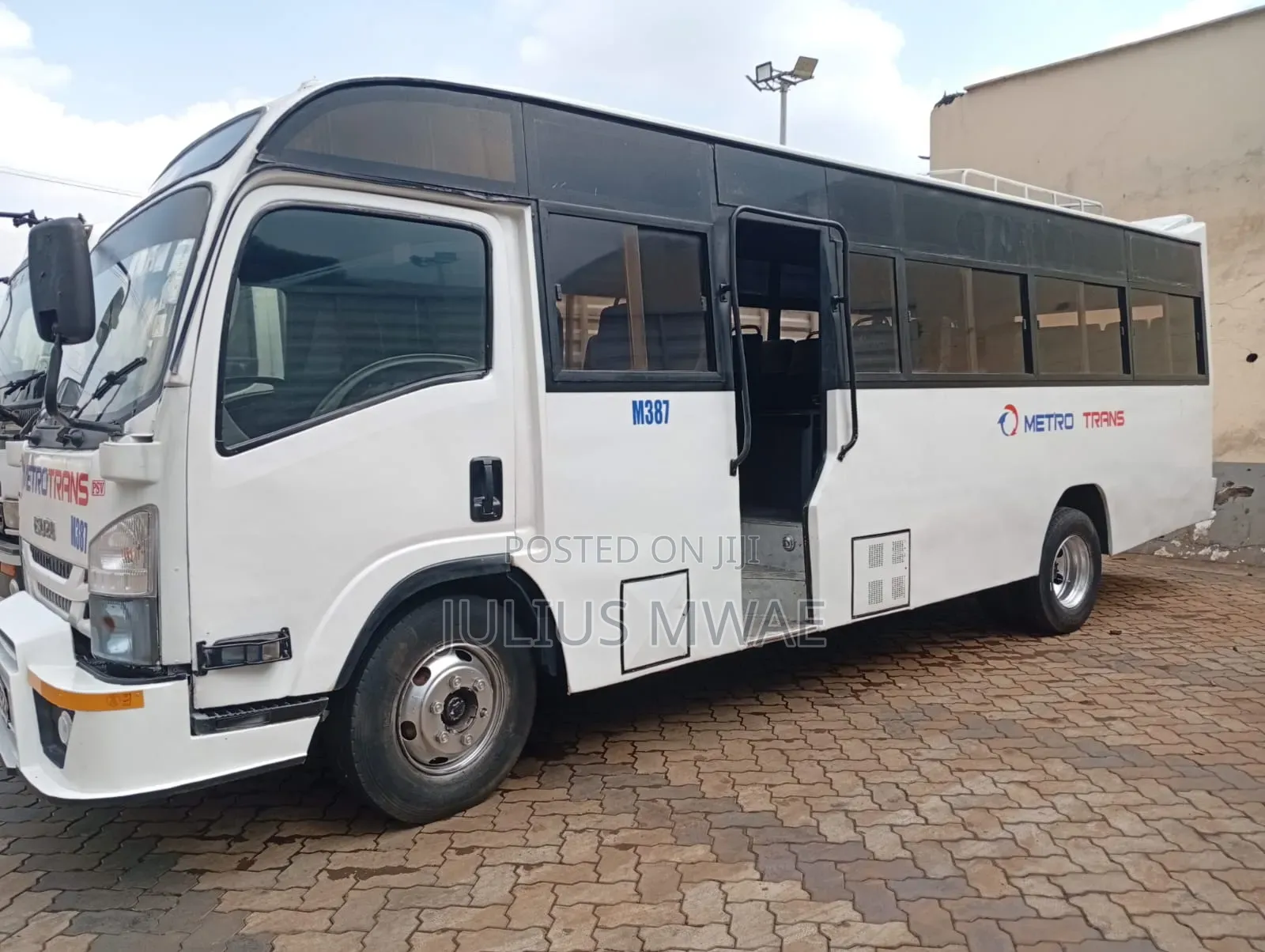 Isuzu NQR 2022 White