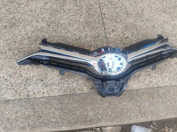 Grill Main Auris 2015