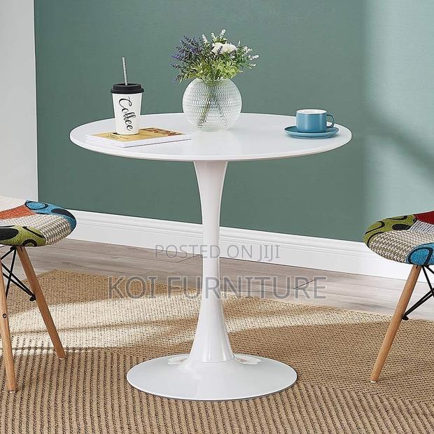 Coffee Table; Sleek Round Marble Coffee Table