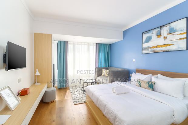 Studio W/T Pool and Gym Near City