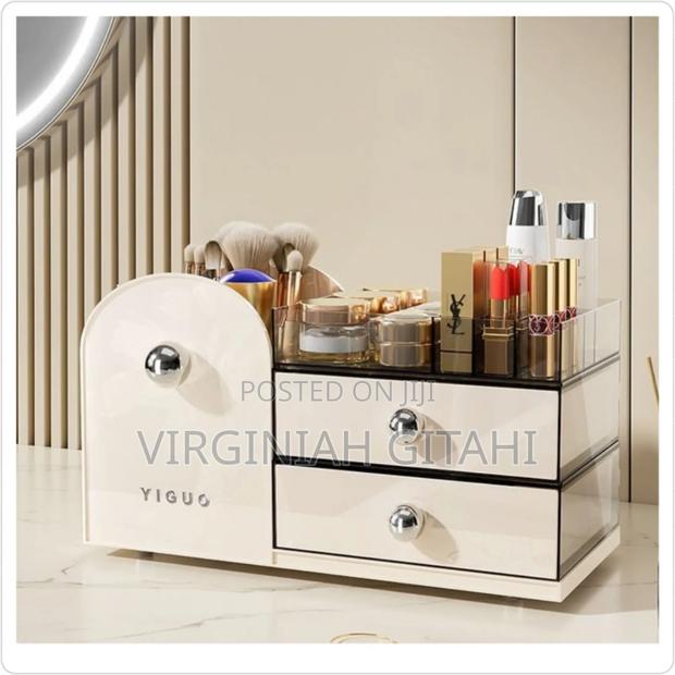 *Large Capacity Make-Up Organizer