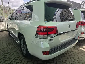 Toyota Land Cruiser 4.6 V8 ZX 2019 White