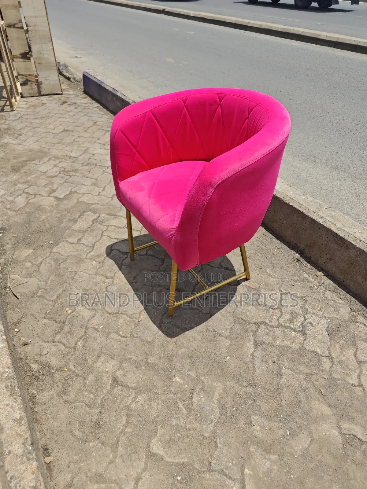 Pink Manicure, Styling Seat