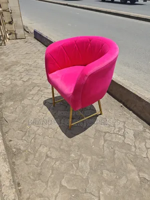 Pink Manicure, Styling Seat